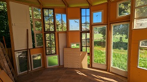 Innenansicht des Holzpavillons